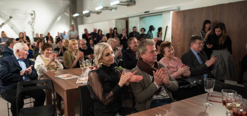 „BARWY KOBIECOŚCI W SZTUCE” – WYSTAWA ZBIOROWA